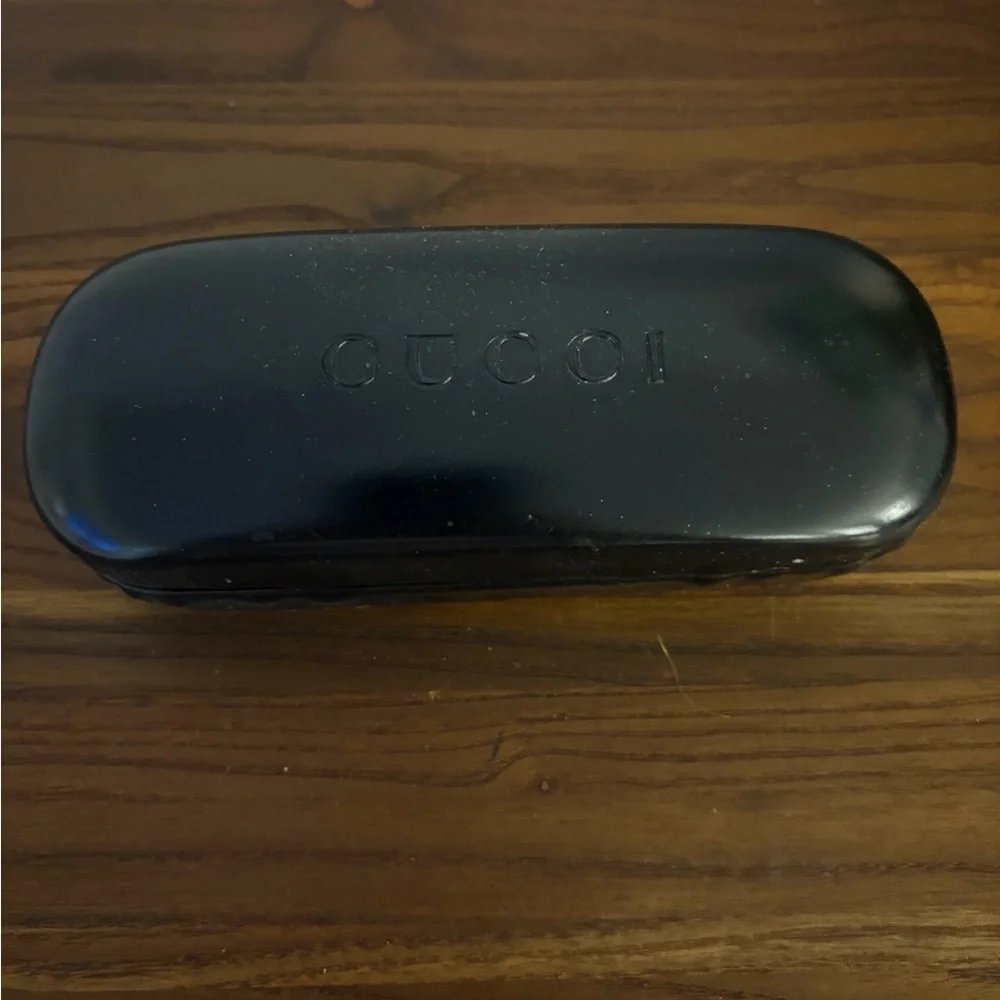Vintage Gucci Gold Oval Sunglasses with crack is the paint - Picture 2 of 6